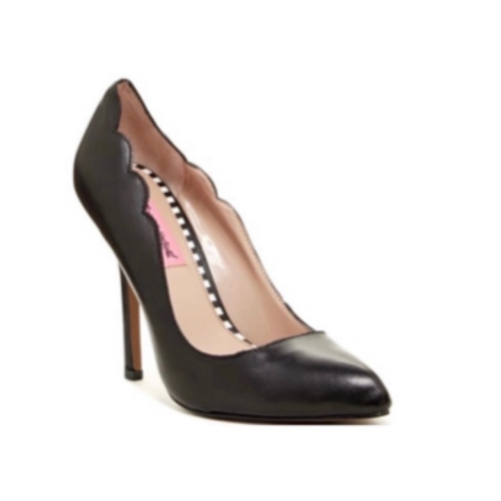 Betsey Johnson Black leather Pumps Scalloped edges